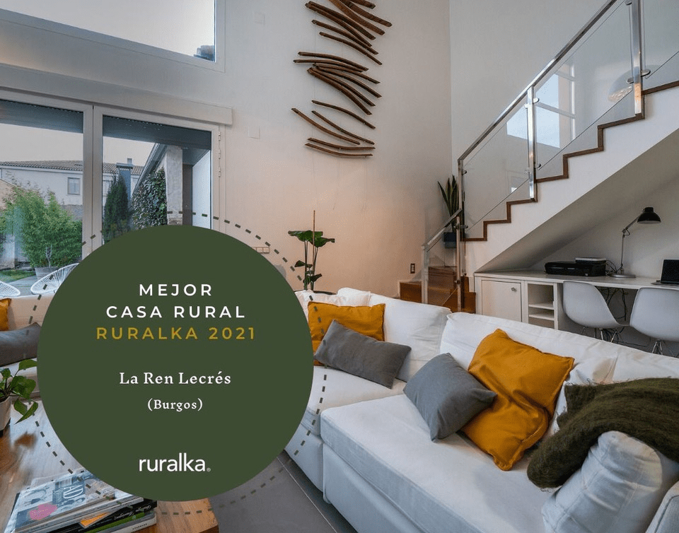 Premio de Ruralka (Mejor Casa Rural 2021) sobre imagen del salón de la casa de La Ren Lecrés