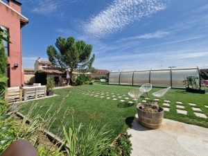 Espacio amplio en el jardín de La Ren Lecrés para disfrutar de una barbacoa al aire libre o cualquier actividad
