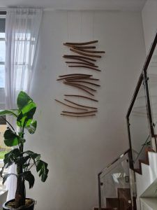 Escultura sostenible hecha con las barricas del vino.