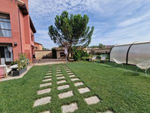Un jardín muy espacioso para juegos o incluso celebrar eventos rurales