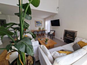 El rincón con chimenea en el salón de La Ren Lecrés