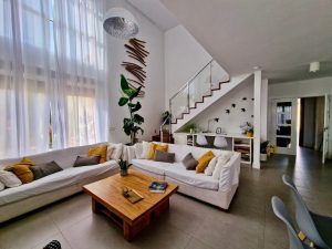Salón con ventanal de arriba a abajo, comedor muy amplio con chimenea y escritorio.