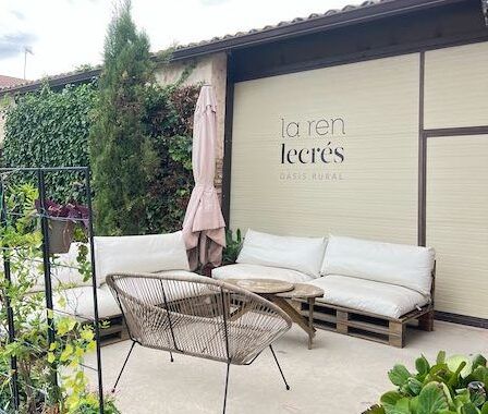 Vista de La Ren Lecrés, un alojamiento rural sostenible con amplios ventanales orientados al sur, decoración con materiales reciclados y rodeado de naturaleza en la Ribera del Duero