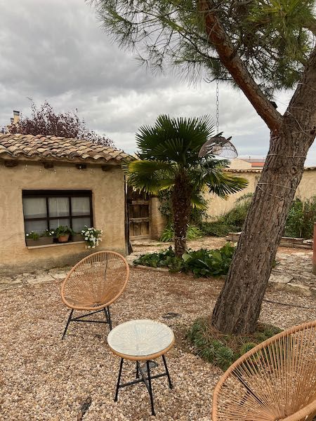 Placas solares en La Ren Lecrés, alojamiento rural sostenible que apuesta por energía renovable, ahorro de agua y diseño ecológico en la Ribera del Duero.