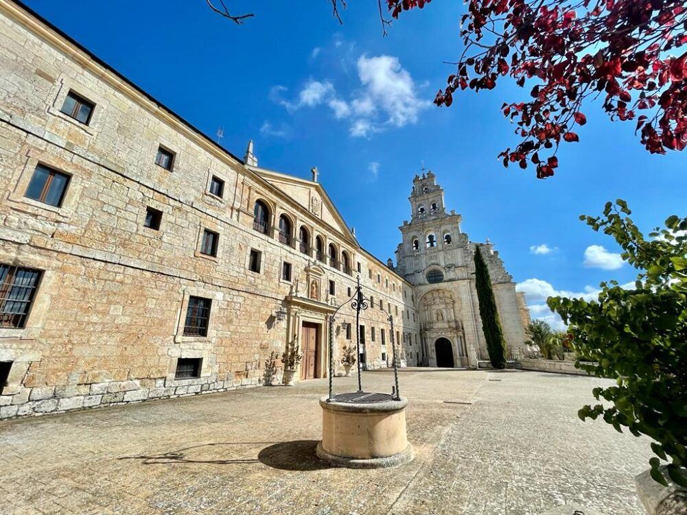 El Monasterio de La Vid, joya histórica de la Ribera del Duero, se alza imponente junto al río, ofreciendo una combinación única de arte, espiritualidad y paisajes espectaculares. Su impresionante fachada barroca y su claustro renacentista lo convierten en una visita imprescindible a solo 10 km de La Ren Lecrés. Un destino perfecto para amantes de la historia y la tranquilidad.