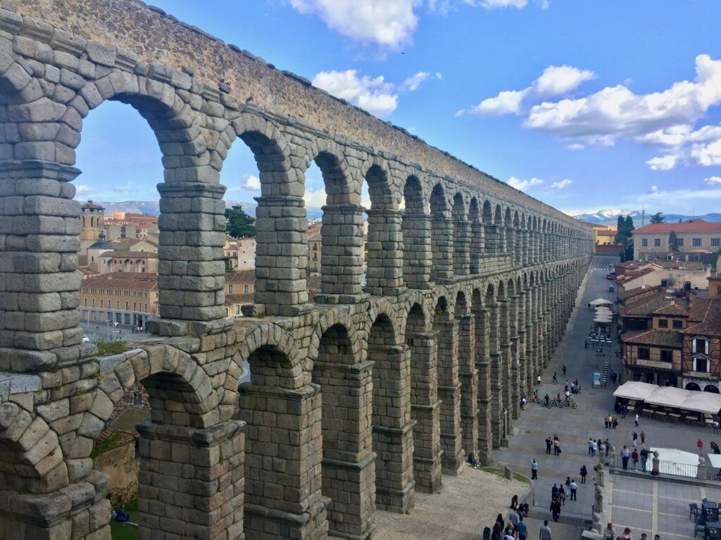 El Acueducto de Segovia, una de las obras de ingeniería romana mejor conservadas del mundo, domina el casco histórico con sus imponentes arcos de piedra. Este Patrimonio de la Humanidad es un símbolo de la ciudad y una visita imprescindible en Castilla y León.