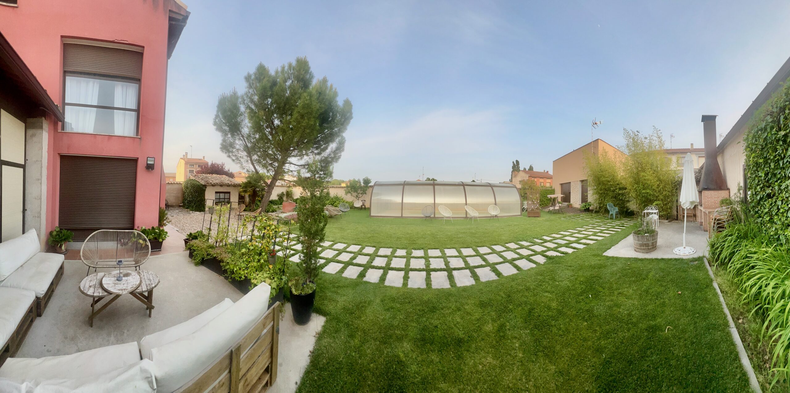 Vista panorámica del jardín y la piscina climatizada de la Finca La Ren Lecrés, alojamiento rural exclusivo en Ribera del Duero.