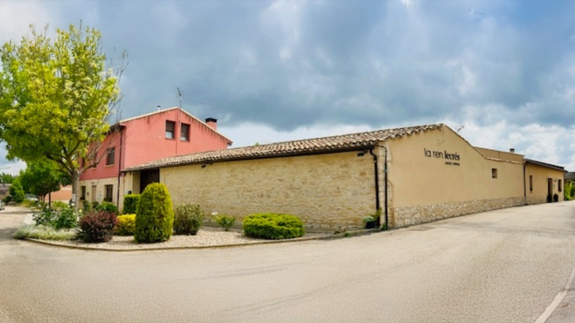 Finca rural en Ribera del Duero ideal para escapadas entre amigas, rodeada de naturaleza, con piscina cubierta, jardín y alojamiento con encanto.
