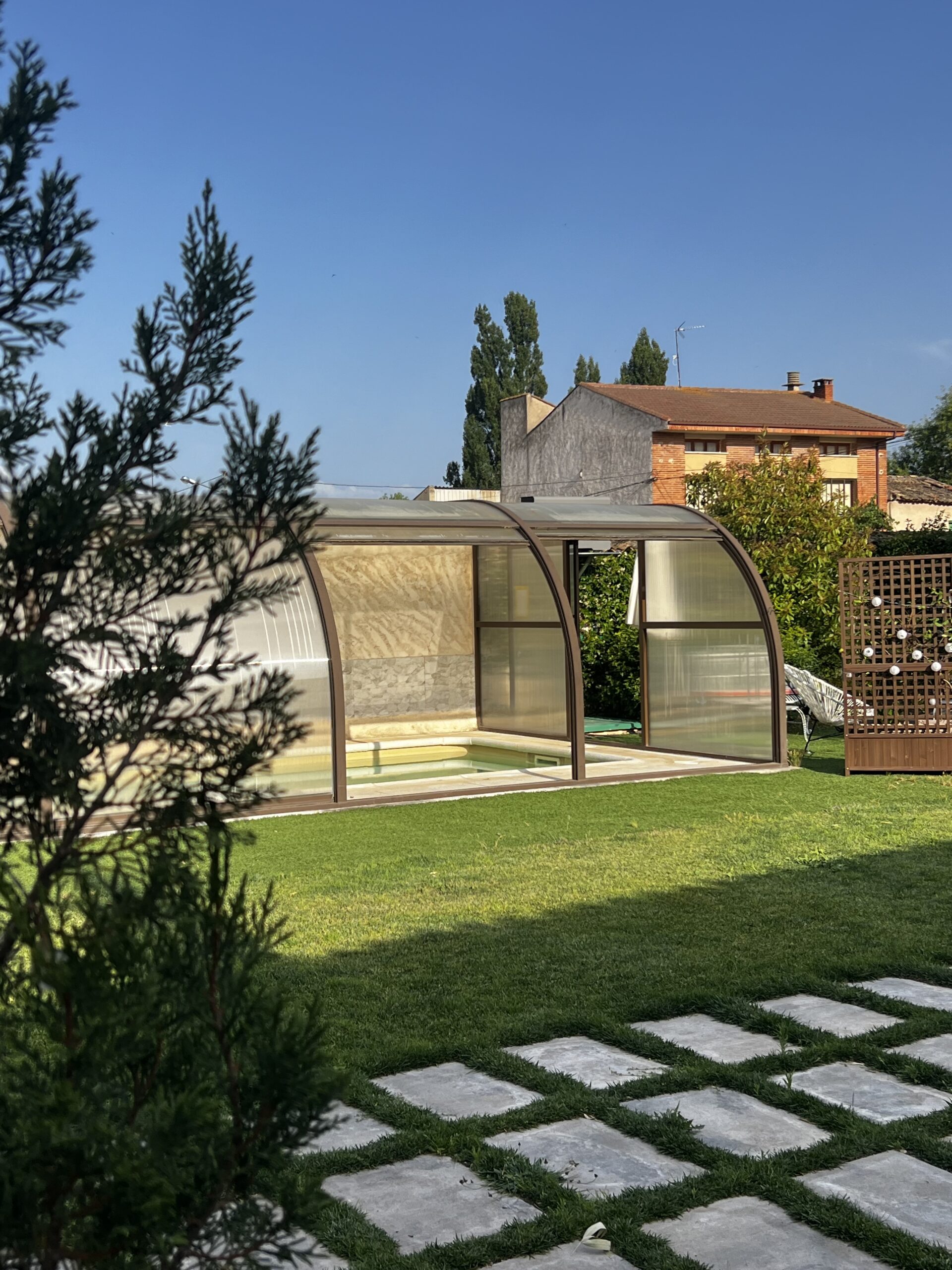 Finca boutique en Ribera del Duero, alojamiento rural con jardín, piscina cubierta y espacios privados para escapadas entre amigas.