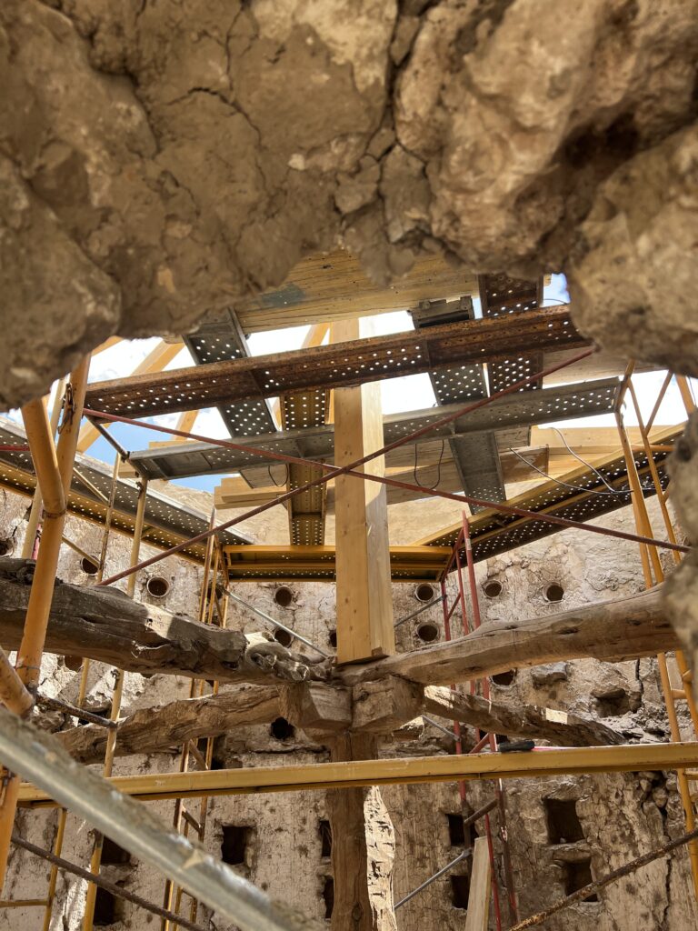 Palomar de planta circular en proceso de rehabilitación, rodeado de andamios, durante las obras en La Ren Lecrés, Vadocondes, Burgos