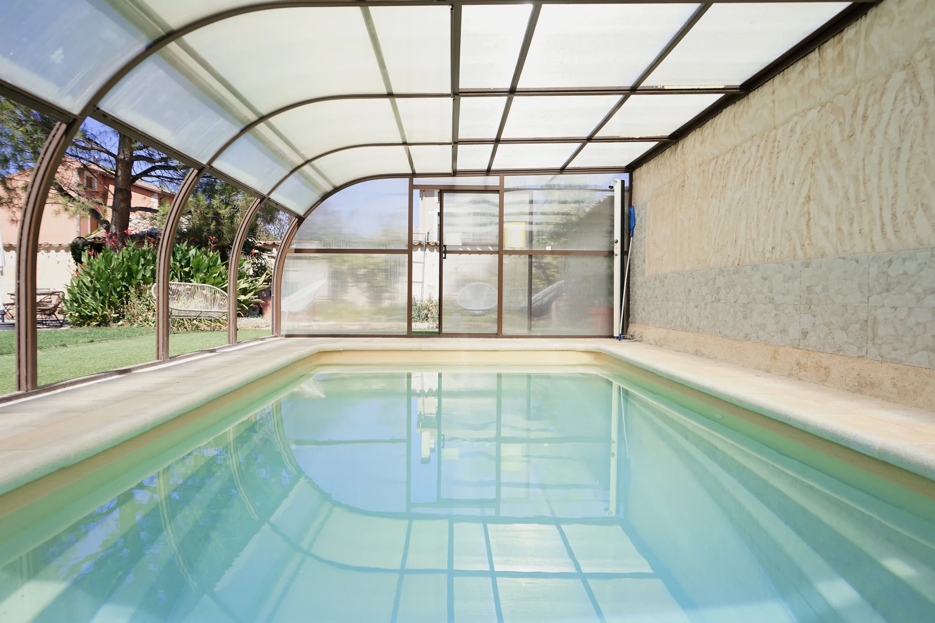 Piscina sostenible y climatizada con jardín en La Ren Lecrés, Oasis rural en la Ribera del duero