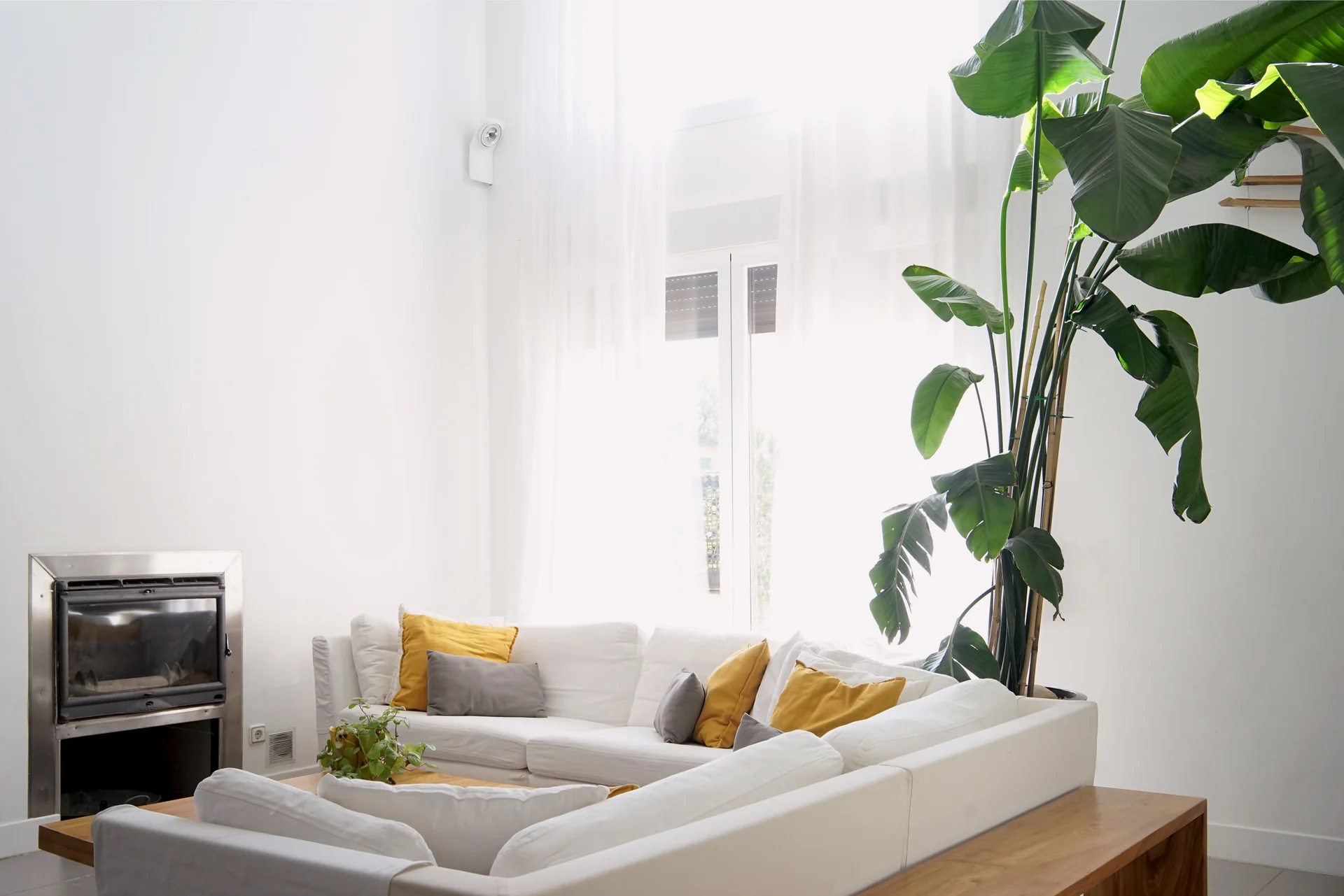 Salón espacioso y luminoso en La Ren Lecrés, con grandes ventanales que ofrecen vistas y acceso al jardín