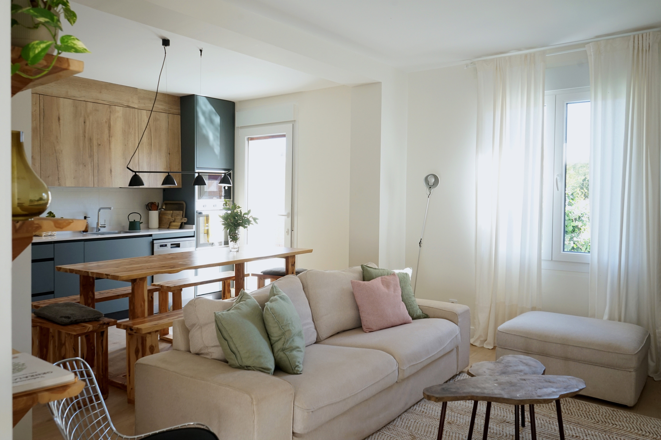 Vista interior/exterior de la Casa La Ren Lecrés, una casa rural de diseño con jardín, zonas amplias y piscina climatizada en Ribera del Duero