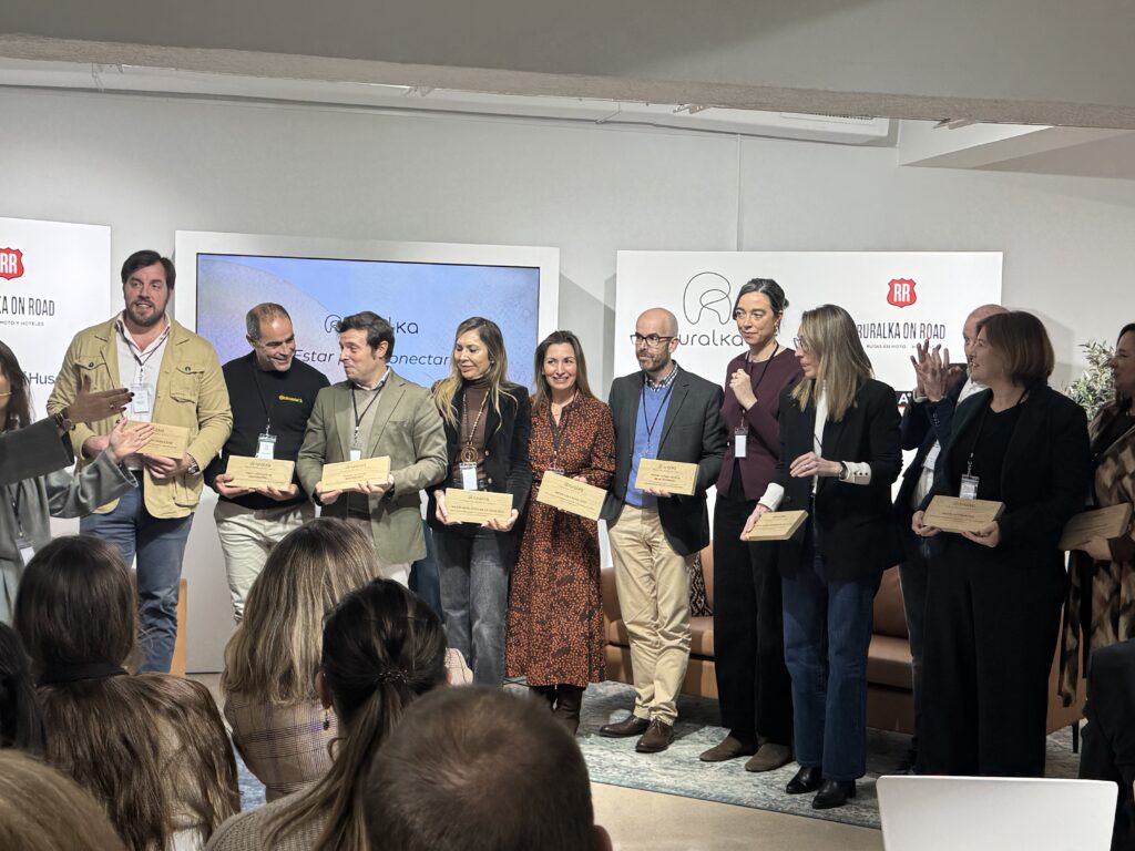 Premiados del Premio Ruralka 2025 en el acto de entrega, con La Ren Lecrés entre las casas rurales reconocidas