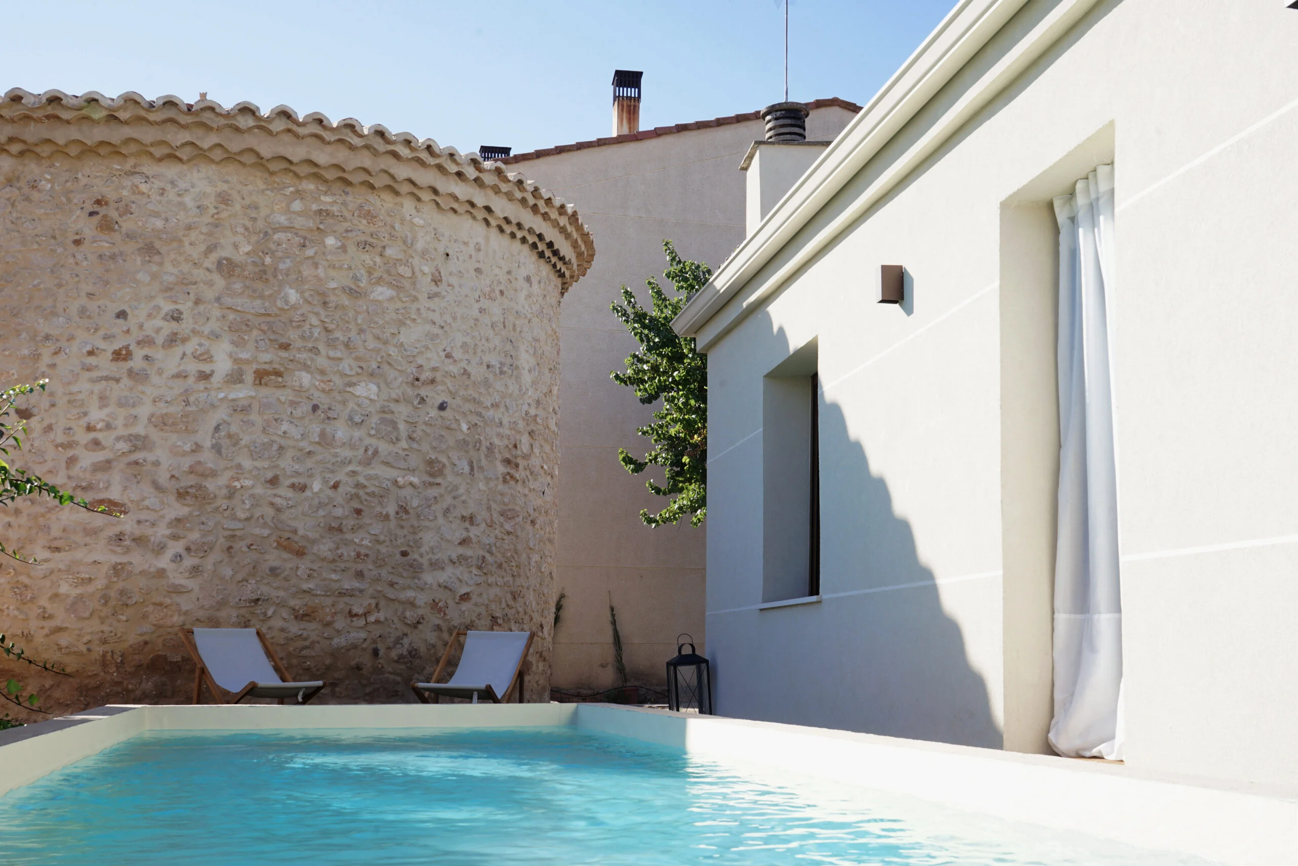 Vista de la piscina exterior de la Casa del Palomar en La Ren Lecrés, Vadocondes