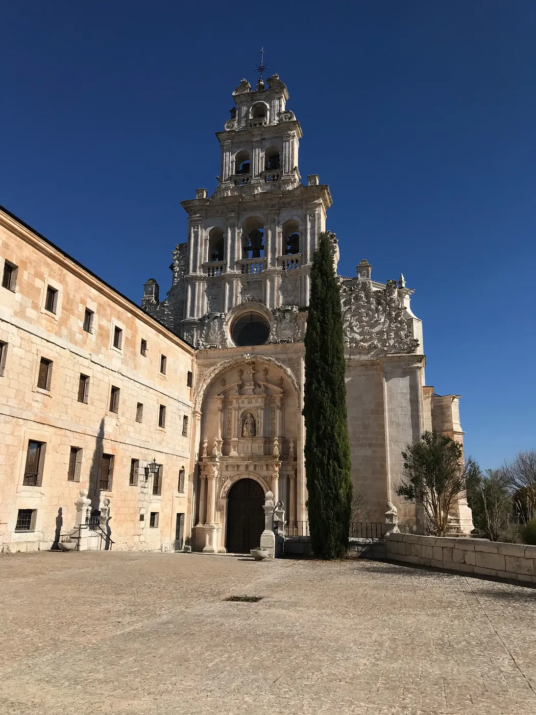 Fachada de la iglesia del Monasterio de Santa María de La Vid, escapada de dos noches en la Ribera del Duero