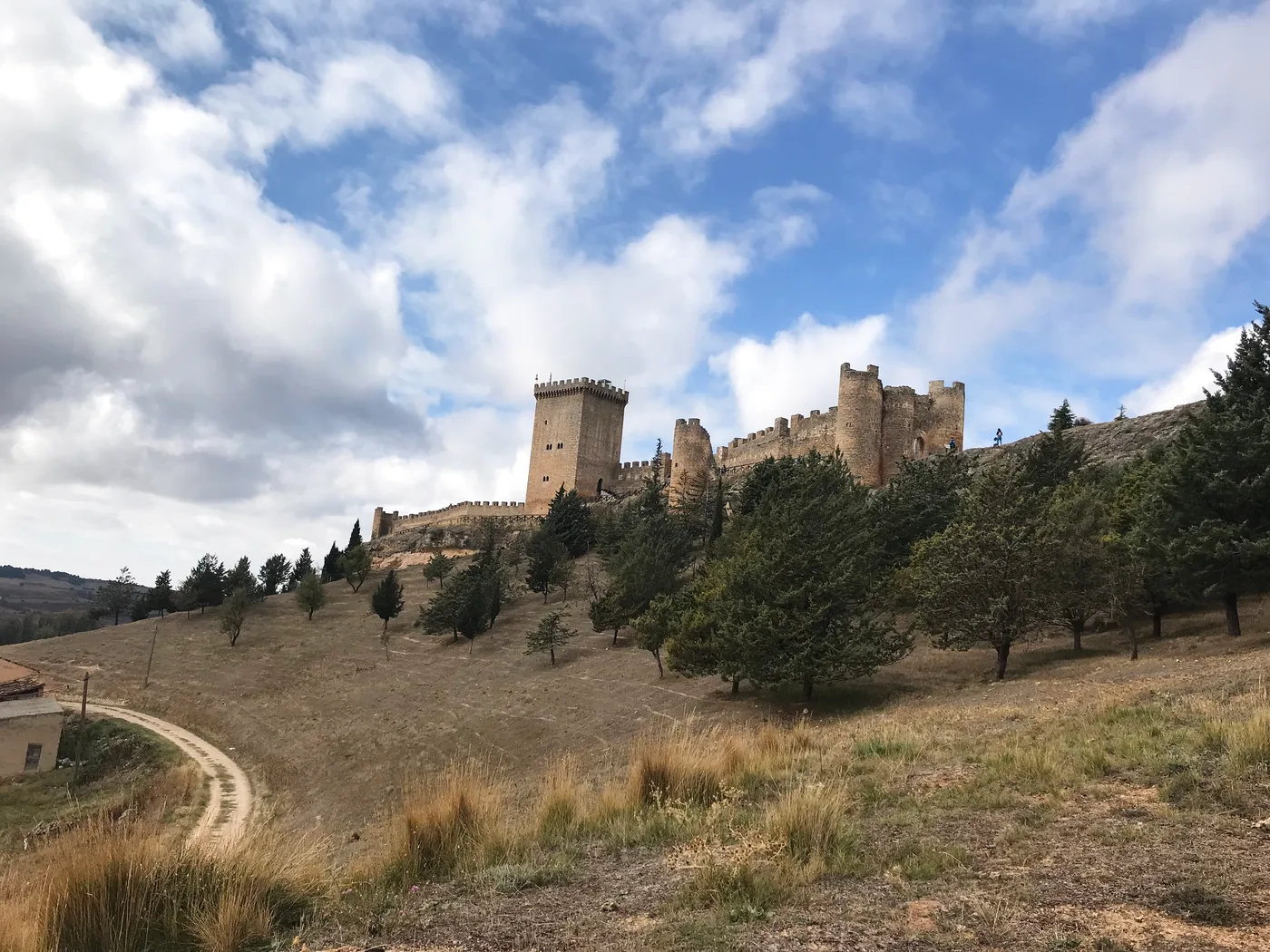 Castillo de Peñaranda de Duero sobre la ladera, escapada de dos noches en la Ribera del Duero